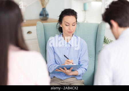 Psychologe Notizen während der Familie Therapie in Consulting Zimmer Stockfoto