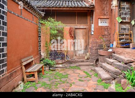 Altes Haus in Nuodeng Dorf, Provinz Yunnan, China. Stockfoto