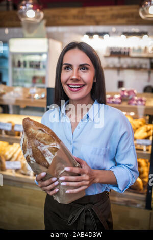 Attraktive junge geschäftsfrau Gefühl am frühen Morgen aufgeregt Stockfoto