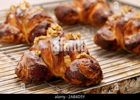 Frisches Croissant mit Muttern und Eisbildung in der Konditorei Stockfoto