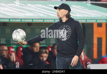 Augsburg, Deutschland. 24 Nov, 2019. Fußball Augsburg-Berlin, Augsburg, 24. November 2019. Martin Schmidt, FCA-Trainer, FC Augsburg - Hertha BSC Berlin 4-0 - DFL-Bestimmungen verbieten die Verwendung von Fotografien als BILDSEQUENZEN und/oder quasi-VIDEO - 1. Deutschen Fußball-Bundesliga, Augsburg, 24. November 2019. Saison 2019/2020, Spieltag 12, Kredit: Peter Schatz/Alamy leben Nachrichten Stockfoto