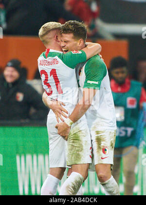 Augsburg, Deutschland. 24 Nov, 2019. Fußball Augsburg-Berlin, Augsburg, 24. November 2019. Florian NIEDERLECHNER, FCA 7 feiert sein Ziel, Freude, Lachen, feiern, 4-0 mit Philipp MAX, FCA 31 FC Augsburg - Hertha BSC Berlin 4-0 - DFL-Bestimmungen verbieten die Verwendung von Fotografien als BILDSEQUENZEN und/oder quasi-VIDEO - 1. Deutschen Fußball-Bundesliga, Augsburg, 24. November 2019. Saison 2019/2020, Spieltag 12, Kredit: Peter Schatz/Alamy leben Nachrichten Stockfoto