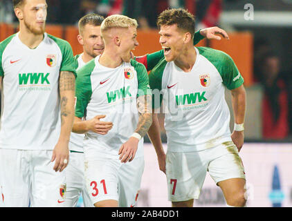 Augsburg, Deutschland. 24 Nov, 2019. Fußball Augsburg-Berlin, Augsburg, 24. November 2019. Florian NIEDERLECHNER, FCA 7 feiert sein Ziel, Freude, Lachen, feiern, 4-0 mit Philipp MAX, FCA 31 Daniel BAIER, FCA 10 Jeffrey GOUWELEEUW, FCA 6 FC Augsburg - Hertha BSC Berlin 4-0 - DFL-Bestimmungen verbieten die Verwendung von Fotografien als BILDSEQUENZEN und/oder quasi-VIDEO - 1. Deutschen Fußball-Bundesliga, Augsburg, 24. November 2019. Saison 2019/2020, Spieltag 12, Kredit: Peter Schatz/Alamy leben Nachrichten Stockfoto
