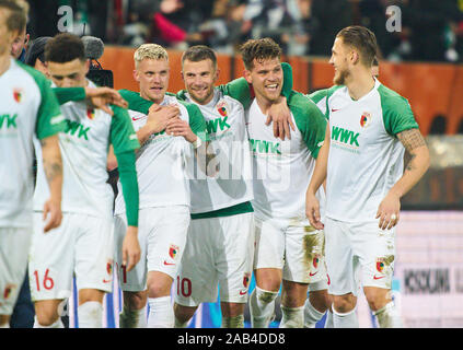 Augsburg, Deutschland. 24 Nov, 2019. Fußball Augsburg-Berlin, Augsburg, 24. November 2019. Florian NIEDERLECHNER, FCA 7 feiert sein Ziel, Freude, Lachen, feiern, 4-0 mit Philipp MAX, FCA 31 Daniel BAIER, FCA 10 Jeffrey GOUWELEEUW, FCA 6 FC Augsburg - Hertha BSC Berlin 4-0 - DFL-Bestimmungen verbieten die Verwendung von Fotografien als BILDSEQUENZEN und/oder quasi-VIDEO - 1. Deutschen Fußball-Bundesliga, Augsburg, 24. November 2019. Saison 2019/2020, Spieltag 12, Kredit: Peter Schatz/Alamy leben Nachrichten Stockfoto