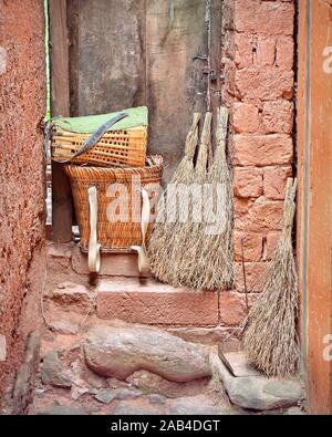 Traditionelle Weidenwerkzeuge im Dorf Nuodeng, Provinz Yunnan, China. Stockfoto