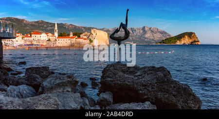 Panoramablick auf die Altstadt von Budva in Montenegro Stadt an der Adria, Montenegro Stockfoto