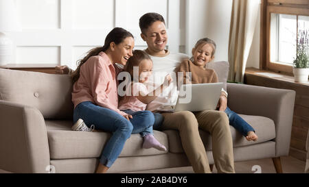 Fröhliche Eltern und Kinder mit Laptop Spaß zu Hause in Stockfoto