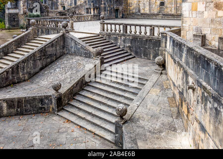 Detaillierte Ansicht von texerior Treppen und Innenhof von Templar knight Kirche in Convento de Cristo in Tomar Portugal Stockfoto