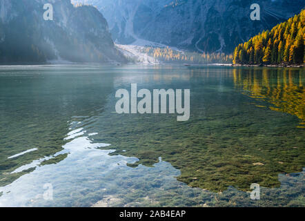 Herbst friedlichen Bergsee oder Prags Pragser Wildsee. Naturpark Fanes-Sennes-Prags, Südtirol, Dolomiten, Alpen, Italien, Europa. Menschen sind unreco Stockfoto