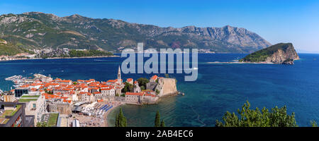 Panoramablick auf das luftbild der Altstadt der montenegrinischen Stadt Budva auf der Adria, Montenegro Stockfoto