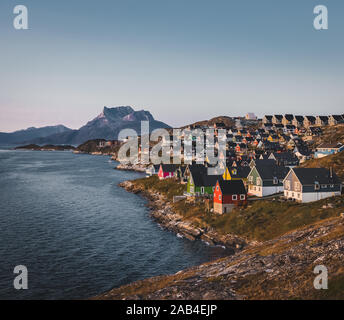 Nuuk, die Hauptstadt der Grönland mit schönen kleinen bunten Häuser in myggedalen bei Sonnenuntergang Sonnenaufgang 24.00 Uhr So. Sermitsiaq Berg im Hintergrund Stockfoto