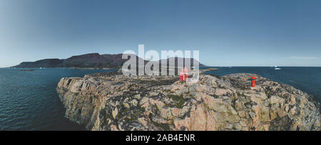 Die alten hölzernen whale watching Tower in Qeqertarsuaq, Grönland. Panorama Bild. Qeqertarsuaq ist ein Hafen und Stadt an der Südküste der Disko Stockfoto