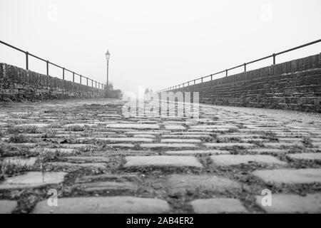 Die Spaziergänger auf der Promenade am Ogden Wasser Naturschutzgebiet, Halifax, Großbritannien Stockfoto