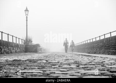 Die Spaziergänger auf der Promenade am Ogden Wasser Naturschutzgebiet, Halifax, Großbritannien Stockfoto