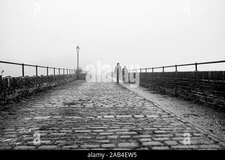 Die Spaziergänger auf der Promenade am Ogden Wasser Naturschutzgebiet, Halifax, Großbritannien Stockfoto