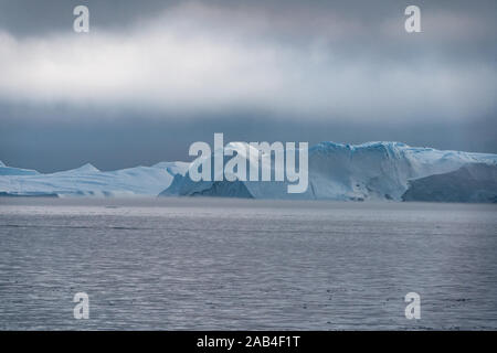 Gestrandete Eisberge im Nebel an der Mündung der Eisfjord in der Nähe von Ilulissat. Natur und Landschaft Grönlands. Reisen auf dem Schiff unter ices Stockfoto