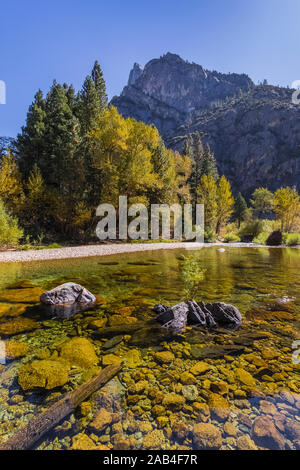 Grand Sentinel steigt in die Entfernung in der Cedar Grove Bereich entlang der Kings River im Kings Canyon National Park, Kalifornien, USA Stockfoto