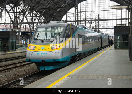 Der pendolino Zug zum Hauptbahnhof in Prag, Tschechische Republik, bevor sie ihre Reise Stockfoto