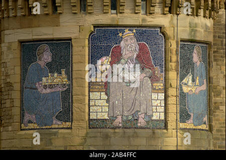 Aberystwyth Wales/Großbritannien, 25. November 2019: Drei panel Mosaik Kunst auf der alten Hochschule Gebäude Aberystwyth University, Archimedes Stockfoto