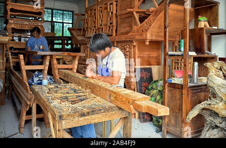 Traditionelle Tischlerei Familienwerkstatt in Dali alten Stadt, Yunnan Provinz, China. Stockfoto
