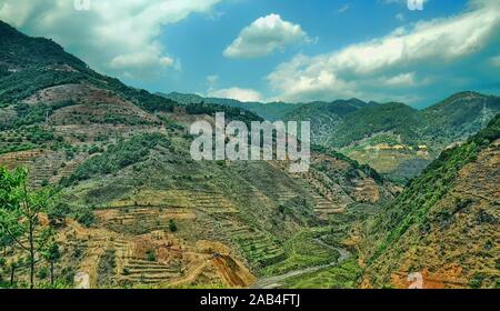 Nujiang Valley. Der Nujiang (sein Name auf Chinesisch bedeutet ‘Raging River’) ist der zweitgrößte Fluss Südostasiens und UNESCO-Weltkulturerbe. Stockfoto