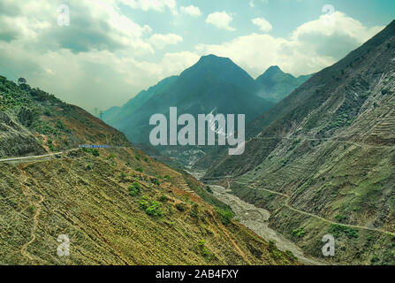 Nujiang Valley. Der Nujiang (sein Name auf Chinesisch bedeutet ‘Raging River’) ist der zweitgrößte Fluss Südostasiens und UNESCO-Weltkulturerbe. Stockfoto