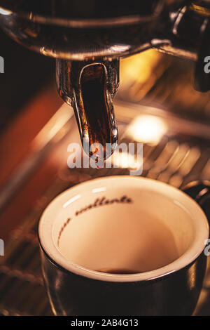 Espresso Extraktion durch professionelle Espressomaschine im Coffee Shop Stockfoto
