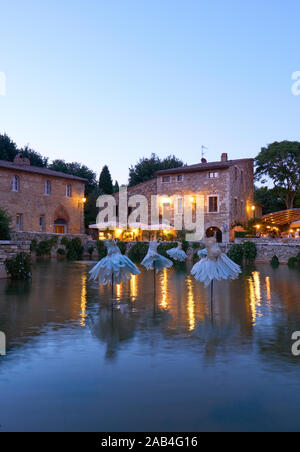 Davide Dall'Osso's "Der geheime Garten" Sommer 2019 Ausstellung im Thermalbad des Spa Dorf Bagno Vignoni im Val d'Orcia in der Toskana Italien Stockfoto