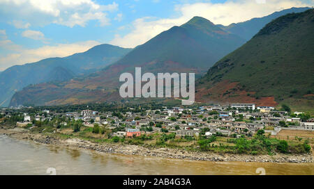 Nujiang Valley. Der Nujiang (sein Name auf Chinesisch bedeutet ‘Raging River’) ist der zweitgrößte Fluss Südostasiens und UNESCO-Weltkulturerbe. Stockfoto