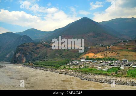Nujiang Valley. Der Nujiang (sein Name auf Chinesisch bedeutet ‘Raging River’) ist der zweitgrößte Fluss Südostasiens und UNESCO-Weltkulturerbe. Stockfoto