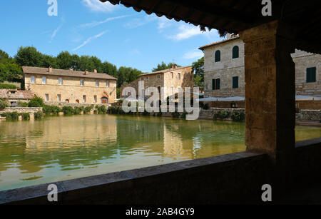 Das antike Thermalbad Dorfplatz von Bagno Vignoni im Val d'Orcia in der Toskana Italien - Bäder von St. Catherine Stockfoto