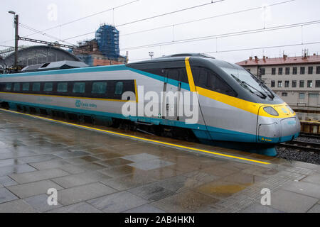 Der pendolino Zug zum Hauptbahnhof in Prag, Tschechische Republik, bevor sie ihre Reise Stockfoto