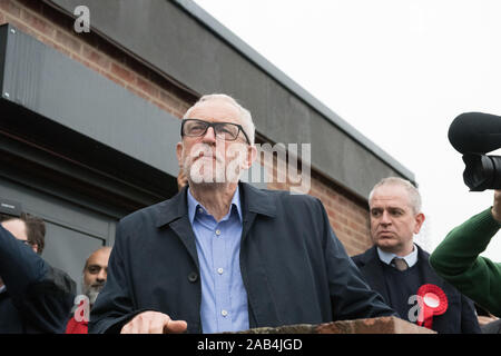 Beeston Rylands Community Center, Broxtowe, Nottinghamshire, England, UK. 25. November, 2019. Der Führer der Jeremy Corbyn bei einer Wahlkampfveranstaltung in Broxtowe, Nottingham in der Unterstützung für Greg Marshall, der Labour Party bei den Parlamentswahlen Kandidatin für broxtowe am Start 2019 Wahlkampf. Dieser parlamentarischen Sitz, der von Anna Soubry für die Konservative Partei, die von einer engen Marge von 863 Stimmen gewonnen wurde und nun stehen als für die unabhängige Gruppe. Credit: AlanBeastall/Alamy leben Nachrichten Stockfoto