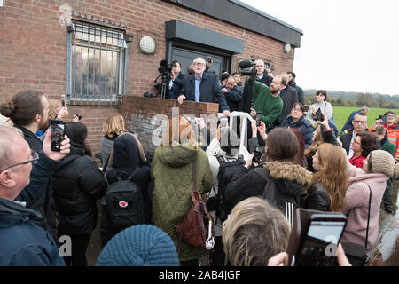 Beeston Rylands Community Center, Broxtowe, Nottinghamshire, England, UK. 25. November, 2019. Der Führer der Jeremy Corbyn bei einer Wahlkampfveranstaltung in Broxtowe, Nottingham in der Unterstützung für Greg Marshall, der Labour Party bei den Parlamentswahlen Kandidatin für broxtowe am Start 2019 Wahlkampf. Dieser parlamentarischen Sitz, der von Anna Soubry für die Konservative Partei, die von einer engen Marge von 863 Stimmen gewonnen wurde und nun stehen als für die unabhängige Gruppe. Credit: AlanBeastall/Alamy leben Nachrichten Stockfoto