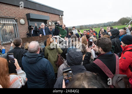 Beeston Rylands Community Center, Broxtowe, Nottinghamshire, England, UK. 25. November, 2019. Der Führer der Jeremy Corbyn bei einer Wahlkampfveranstaltung in Broxtowe, Nottingham in der Unterstützung für Greg Marshall, der Labour Party bei den Parlamentswahlen Kandidatin für broxtowe am Start 2019 Wahlkampf. Dieser parlamentarischen Sitz, der von Anna Soubry für die Konservative Partei, die von einer engen Marge von 863 Stimmen gewonnen wurde und nun stehen als für die unabhängige Gruppe. Credit: AlanBeastall/Alamy leben Nachrichten Stockfoto