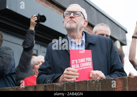 Beeston Rylands Community Center, Broxtowe, Nottinghamshire, England, UK. 25. November, 2019. Der Führer der Jeremy Corbyn bei einer Wahlkampfveranstaltung in Broxtowe, Nottingham in der Unterstützung für Greg Marshall, der Labour Party bei den Parlamentswahlen Kandidatin für broxtowe am Start 2019 Wahlkampf. Dieser parlamentarischen Sitz, der von Anna Soubry für die Konservative Partei, die von einer engen Marge von 863 Stimmen gewonnen wurde und nun stehen als für die unabhängige Gruppe. Credit: AlanBeastall/Alamy leben Nachrichten Stockfoto