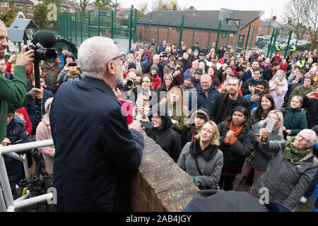 Beeston Rylands Community Center, Broxtowe, Nottinghamshire, England, UK. 25. November, 2019. Der Führer der Jeremy Corbyn bei einer Wahlkampfveranstaltung in Broxtowe, Nottingham in der Unterstützung für Greg Marshall, der Labour Party bei den Parlamentswahlen Kandidatin für broxtowe am Start 2019 Wahlkampf. Dieser parlamentarischen Sitz, der von Anna Soubry für die Konservative Partei, die von einer engen Marge von 863 Stimmen gewonnen wurde und nun stehen als für die unabhängige Gruppe. Credit: AlanBeastall/Alamy leben Nachrichten Stockfoto