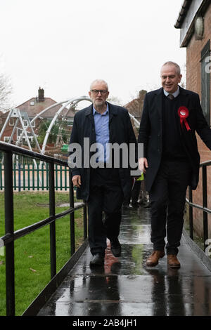 Beeston Rylands Community Center, Broxtowe, Nottinghamshire, England, UK. 25. November, 2019. Der Führer der Jeremy Corbyn bei einer Wahlkampfveranstaltung in Broxtowe, Nottingham in der Unterstützung für Greg Marshall, der Labour Party bei den Parlamentswahlen Kandidatin für broxtowe am Start 2019 Wahlkampf. Dieser parlamentarischen Sitz, der von Anna Soubry für die Konservative Partei, die von einer engen Marge von 863 Stimmen gewonnen wurde und nun stehen als für die unabhängige Gruppe. Credit: AlanBeastall/Alamy leben Nachrichten Stockfoto