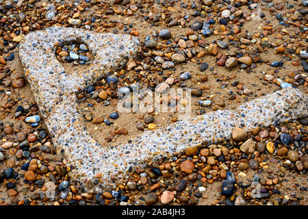 Konkrete groyne gewaschen oben am Strand infolge Küstenerosion Stockfoto