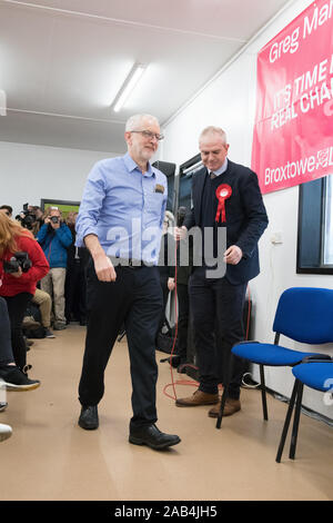 Beeston Rylands Community Center, Broxtowe, Nottinghamshire, England, UK. 25. November, 2019. Der Führer der Jeremy Corbyn bei einer Wahlkampfveranstaltung in Broxtowe, Nottingham in der Unterstützung für Greg Marshall, der Labour Party bei den Parlamentswahlen Kandidatin für broxtowe am Start 2019 Wahlkampf. Dieser parlamentarischen Sitz, der von Anna Soubry für die Konservative Partei, die von einer engen Marge von 863 Stimmen gewonnen wurde und nun stehen als für die unabhängige Gruppe. Credit: AlanBeastall/Alamy leben Nachrichten Stockfoto