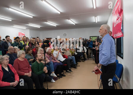 Beeston Rylands Community Center, Broxtowe, Nottinghamshire, England, UK. 25. November, 2019. Der Führer der Jeremy Corbyn bei einer Wahlkampfveranstaltung in Broxtowe, Nottingham in der Unterstützung für Greg Marshall, der Labour Party bei den Parlamentswahlen Kandidatin für broxtowe am Start 2019 Wahlkampf. Dieser parlamentarischen Sitz, der von Anna Soubry für die Konservative Partei, die von einer engen Marge von 863 Stimmen gewonnen wurde und nun stehen als für die unabhängige Gruppe. Credit: AlanBeastall/Alamy leben Nachrichten Stockfoto