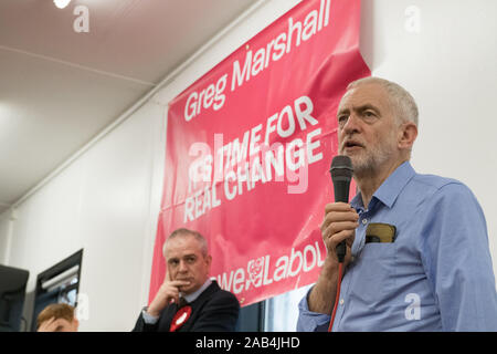 Beeston Rylands Community Center, Broxtowe, Nottinghamshire, England, UK. 25. November, 2019. Der Führer der Jeremy Corbyn bei einer Wahlkampfveranstaltung in Broxtowe, Nottingham in der Unterstützung für Greg Marshall, der Labour Party bei den Parlamentswahlen Kandidatin für broxtowe am Start 2019 Wahlkampf. Dieser parlamentarischen Sitz, der von Anna Soubry für die Konservative Partei, die von einer engen Marge von 863 Stimmen gewonnen wurde und nun stehen als für die unabhängige Gruppe. Credit: AlanBeastall/Alamy leben Nachrichten Stockfoto