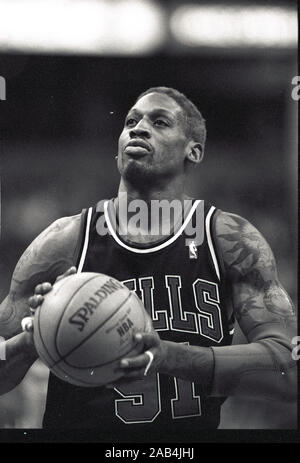 Chicago Bulls Dennis Rodman auf die freie Throwlinie während Basketball Spiel gegen die Boston Celtics im Fleet Center in Boston, Ma USA Saison 1997 Foto von biil Belknap Stockfoto