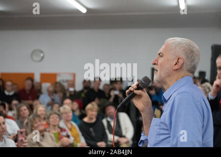 Beeston Rylands Community Center, Broxtowe, Nottinghamshire, England, UK. 25. November, 2019. Der Führer der Jeremy Corbyn bei einer Wahlkampfveranstaltung in Broxtowe, Nottingham in der Unterstützung für Greg Marshall, der Labour Party bei den Parlamentswahlen Kandidatin für broxtowe am Start 2019 Wahlkampf. Dieser parlamentarischen Sitz, der von Anna Soubry für die Konservative Partei, die von einer engen Marge von 863 Stimmen gewonnen wurde und nun stehen als für die unabhängige Gruppe. Credit: AlanBeastall/Alamy leben Nachrichten Stockfoto