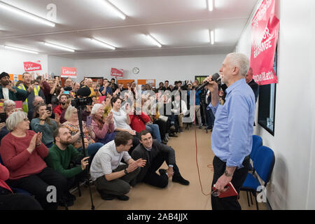 Beeston Rylands Community Center, Broxtowe, Nottinghamshire, England, UK. 25. November, 2019. Der Führer der Jeremy Corbyn bei einer Wahlkampfveranstaltung in Broxtowe, Nottingham in der Unterstützung für Greg Marshall, der Labour Party bei den Parlamentswahlen Kandidatin für broxtowe am Start 2019 Wahlkampf. Dieser parlamentarischen Sitz, der von Anna Soubry für die Konservative Partei, die von einer engen Marge von 863 Stimmen gewonnen wurde und nun stehen als für die unabhängige Gruppe. Credit: AlanBeastall/Alamy leben Nachrichten Stockfoto