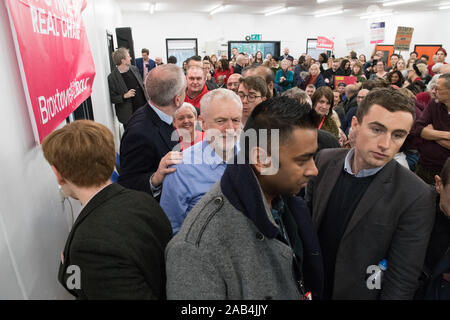 Beeston Rylands Community Center, Broxtowe, Nottinghamshire, England, UK. 25. November, 2019. Der Führer der Jeremy Corbyn bei einer Wahlkampfveranstaltung in Broxtowe, Nottingham in der Unterstützung für Greg Marshall, der Labour Party bei den Parlamentswahlen Kandidatin für broxtowe am Start 2019 Wahlkampf. Dieser parlamentarischen Sitz, der von Anna Soubry für die Konservative Partei, die von einer engen Marge von 863 Stimmen gewonnen wurde und nun stehen als für die unabhängige Gruppe. Credit: AlanBeastall/Alamy leben Nachrichten Stockfoto