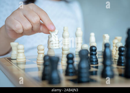 Ein Mädchen lernen wie man Schach Spiel zu spielen Stockfoto