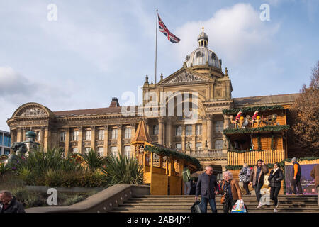 Holzhütten, Verkauf von Speisen und Getränken am Birmingham Frankfurt Deutscher Weihnachtsmarkt in Victoria Square, Birmingham, Großbritannien Stockfoto