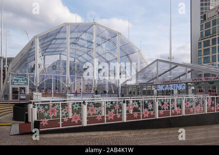 Schlittschuh Birmingham einen Indoor Eislaufbahn in Centenary Square, Street, Birmingham, UK Stockfoto
