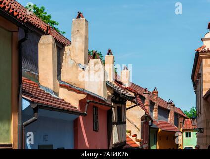 Haus Giebel mit Schornsteinen, Goldene Gasse, Zlata ulicka, Prager Burg, Prag, Böhmen, Tschechien Stockfoto